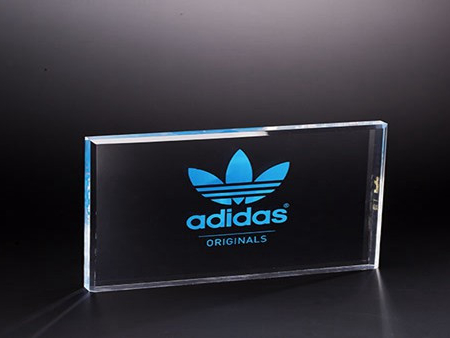 如何通過(guò)肉眼觀察判斷亞克力展架的質(zhì)量呢？